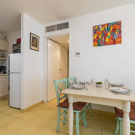 1 Bedroom Downtown Carre D'or With Garage アパート