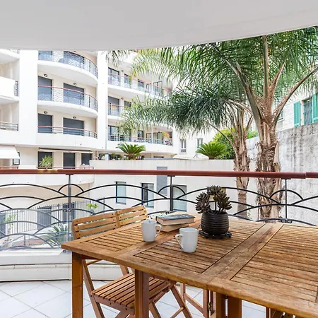 1 Bedroom Downtown Carre D'or With Garage アパート