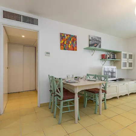 1 Bedroom Downtown Carre D'or With Garage ニース